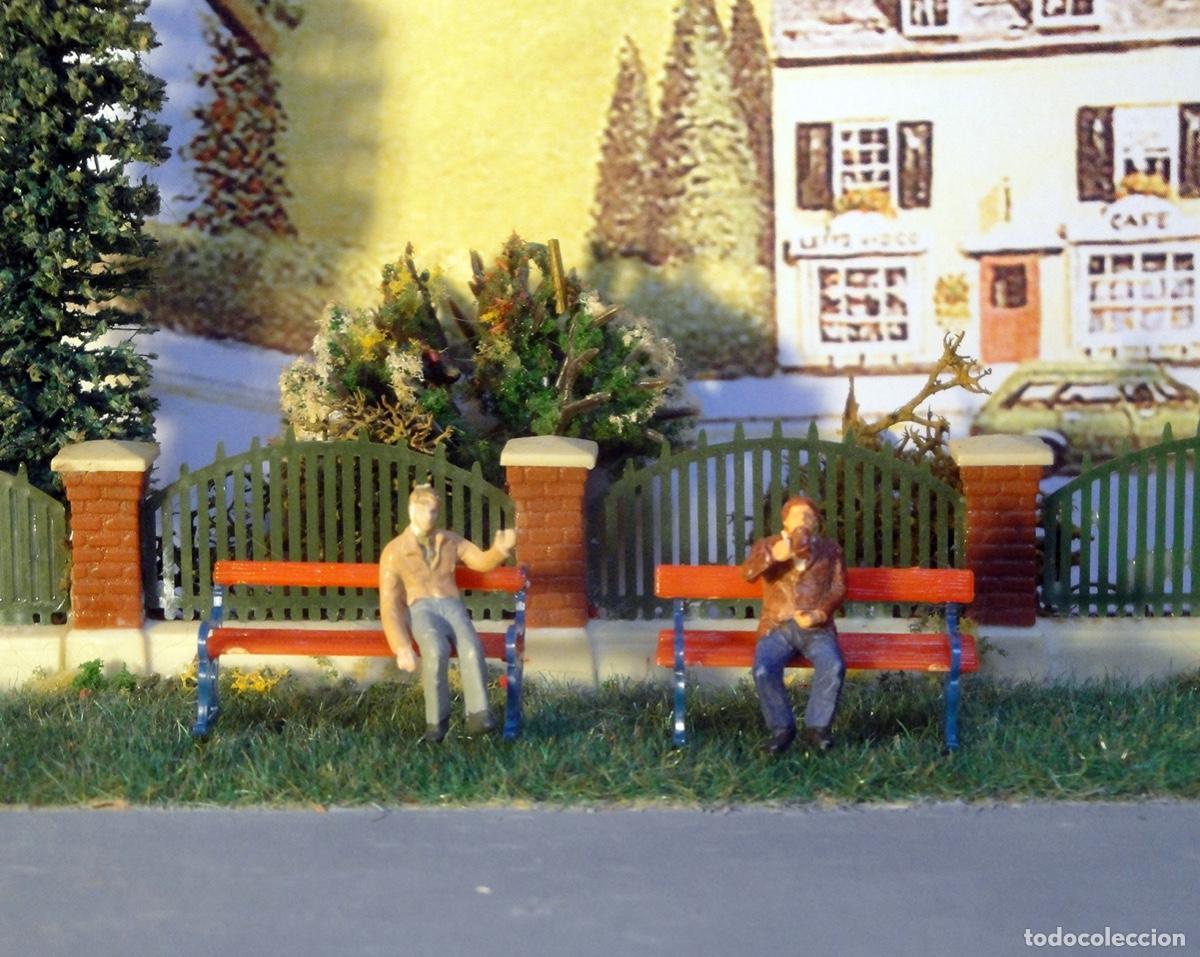 Trenes escala: Par de bancos con figuras. Escala H0 - Foto 1