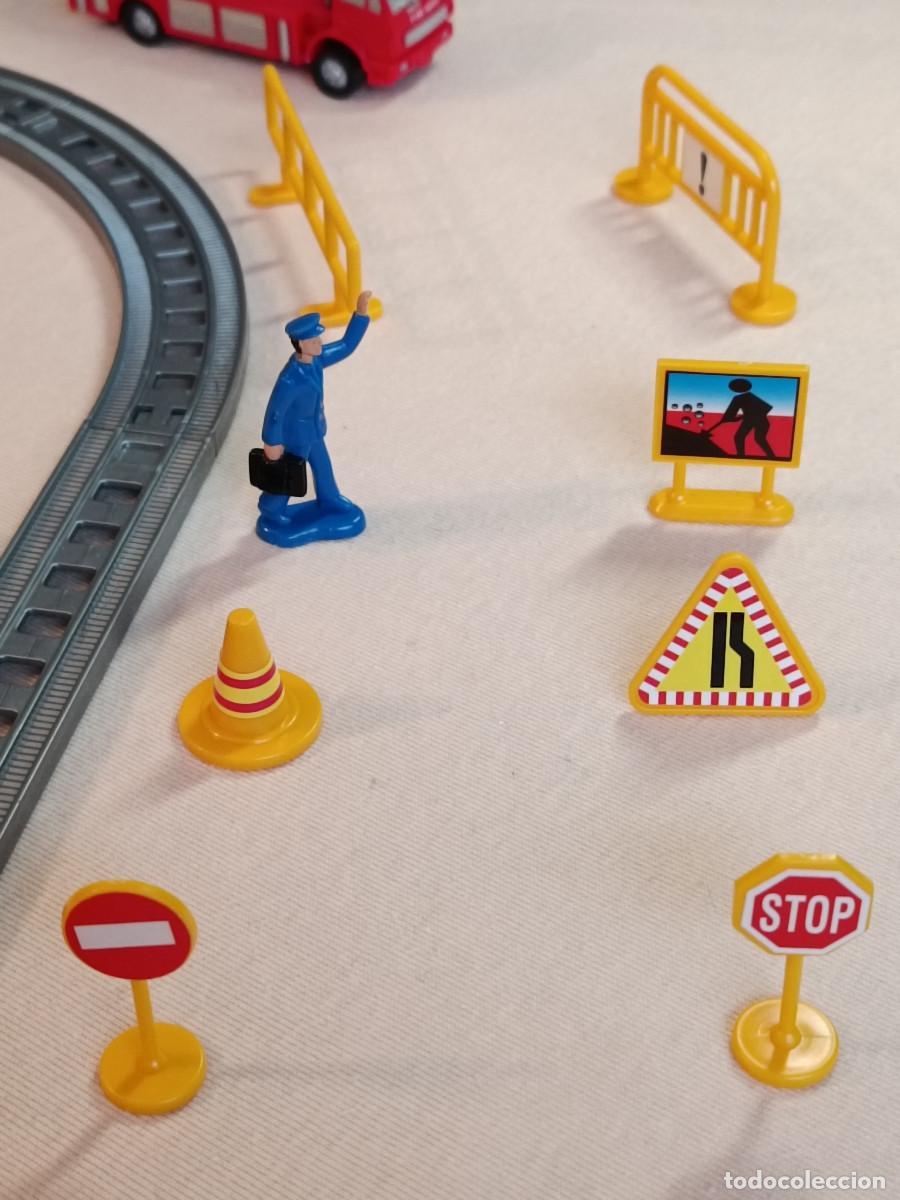Trenes escala: Tren de pl&aacute;stico a cuerda, con complementos: Veh&iacute;culos, personal, obras... - Foto 4