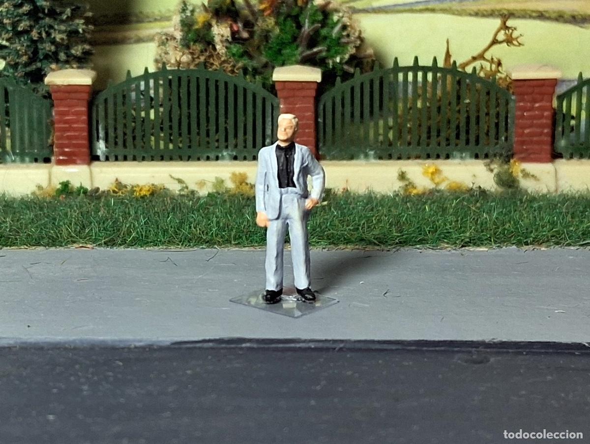 Trenes escala: Hombre elegante con traje. - Foto 1