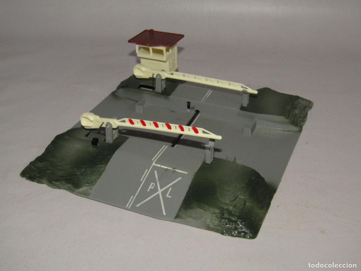 Trenes Escala: Antiguo Paso a Nivel con Barreras en Escala *H0*