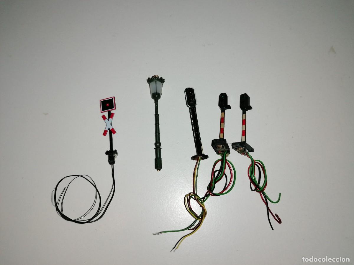 Modelleisenbahnen: Accesorios H0 Lote de 4 Sem&aacute;foros y 1 Farola El&eacute;ctrica Maqueta de Tren Buen Estado
