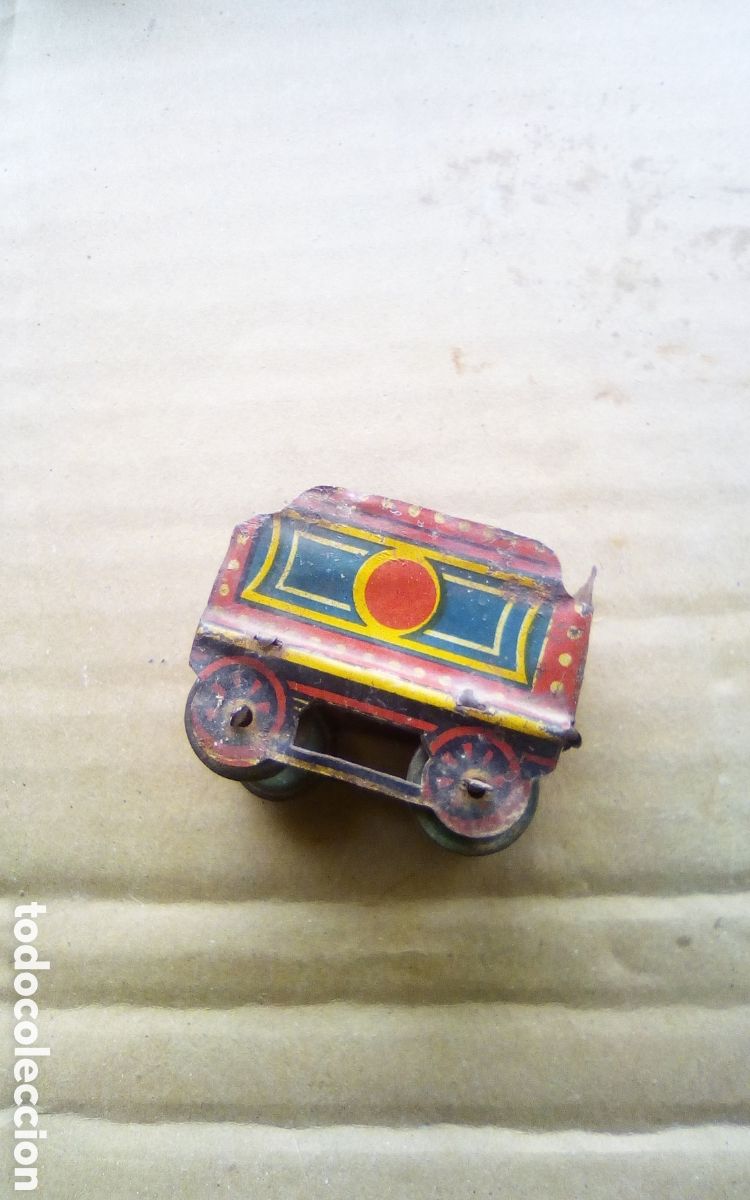 Trenes Escala: Antiguo vag&oacute;n de tren de hojalata. Mide 45 x 35 x 35 mm. Algunas se&ntilde;ales de uso.