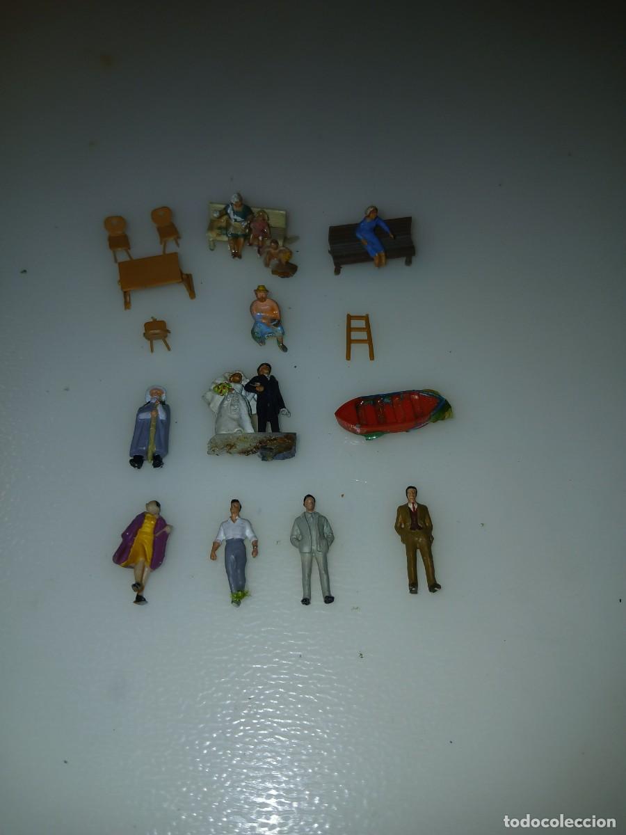 Trenes Escala: LOTE VARIADO HO, MESA CON SILLAS, RECIEN CASADOS, ETC.