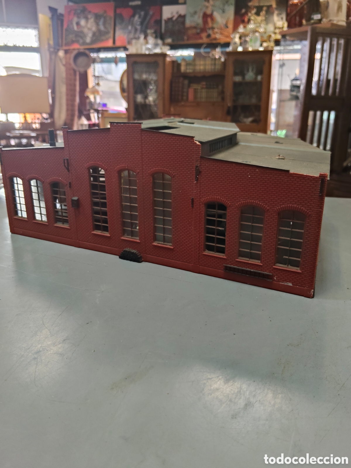 Trenes Escala: Dep&oacute;sito de locomotoras M&auml;rklin H0 7288 con paredes de ladrillo rojo y ventanas arqueadas. [1]