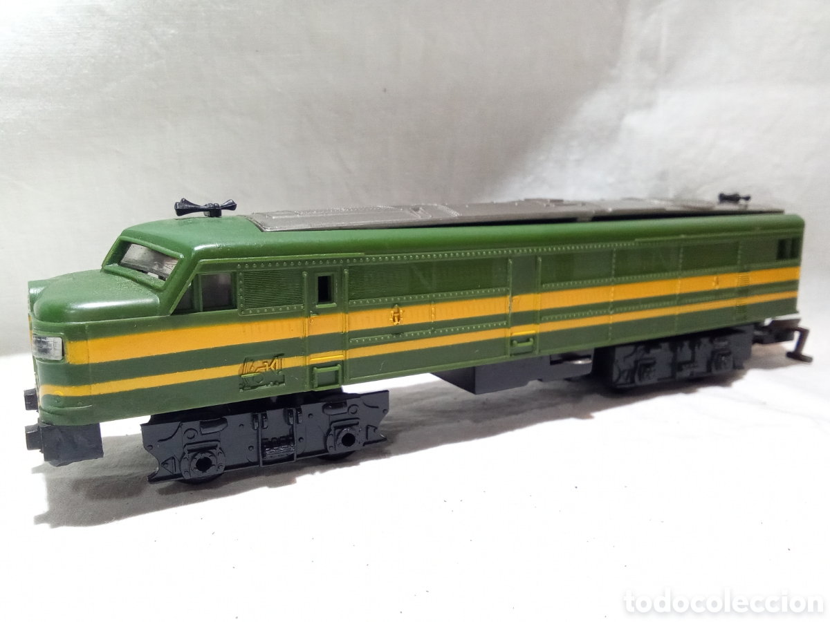 Trenes escala: BONITA Y ANTIGUA LOCOMOTORA HO H0 A PILAS NO PARECE FUNCIONAR