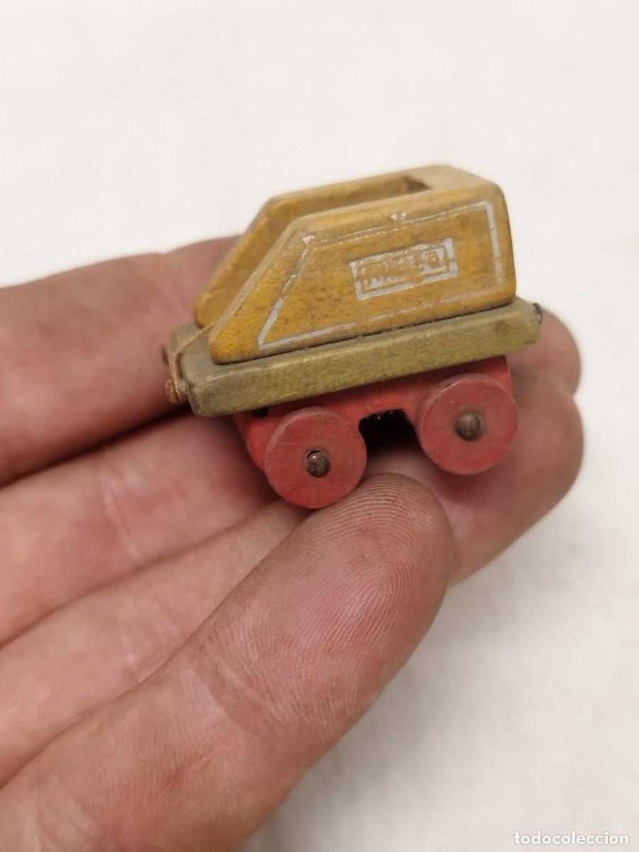 Trenes escala: Antiguo vag&oacute;n de tren de madera, vagoneta de juguete.
