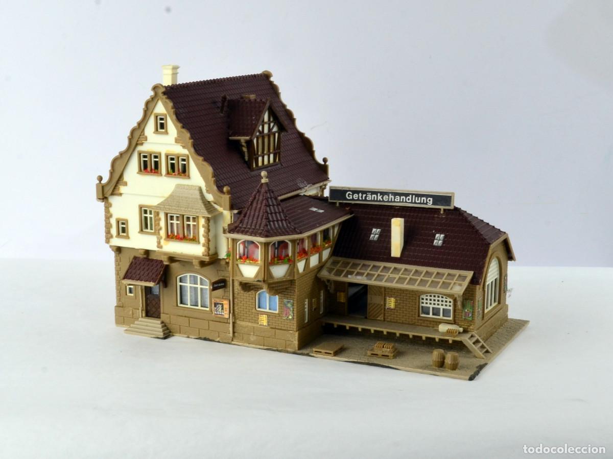 Trenes escala: Vollmer Edificios H0 Casa Urbana Hist&oacute;rica con Torre y Tienda Mayorista Anexa