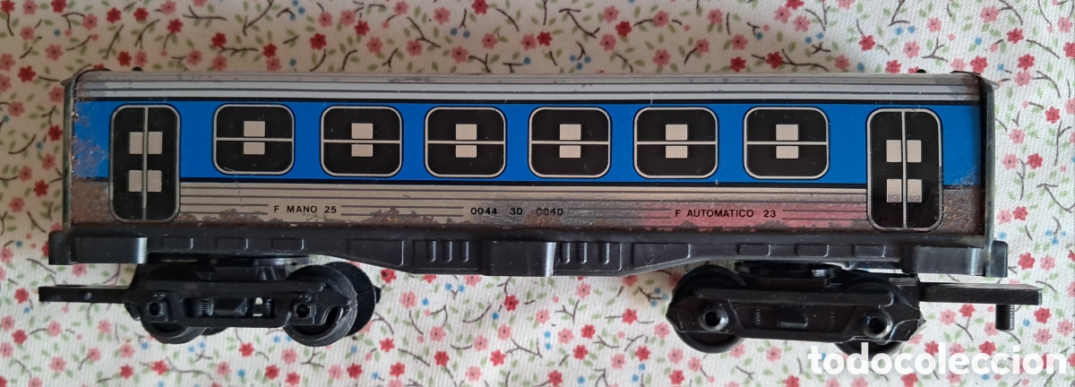 Trenes escala: Jyesa. Antiguo vag&oacute;n de pasajeros azul de tren electrico a&ntilde;os 80