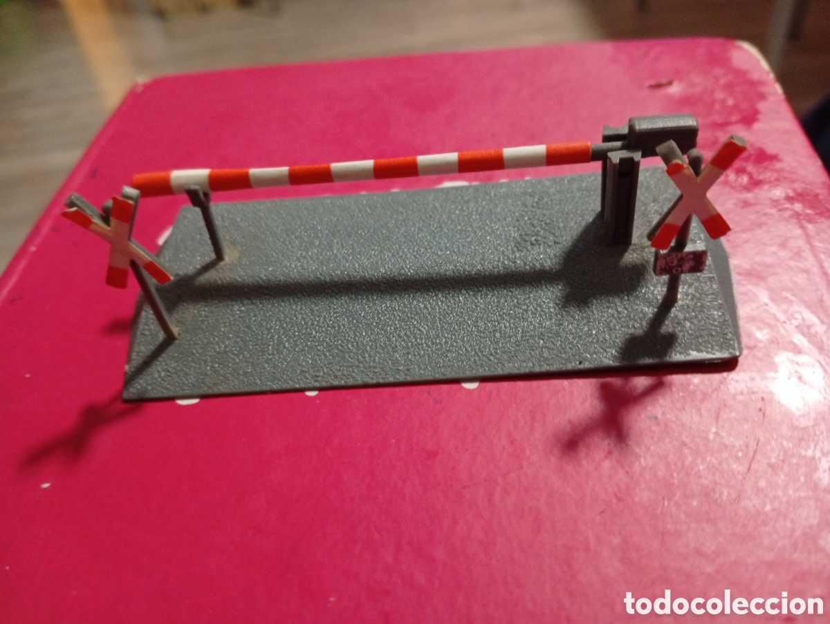 Trenes escala: Antiguo paso a nivel 10 cm