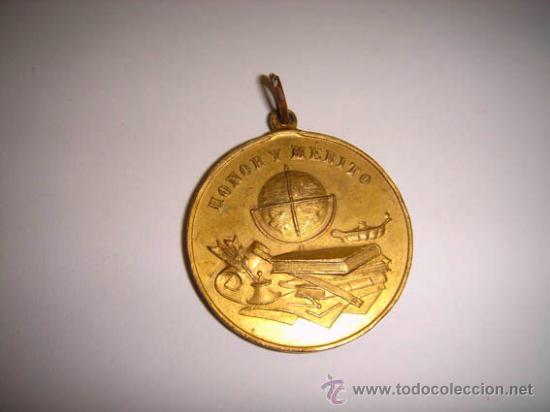 Trofeos y medallas: honor y merito - Foto 1
