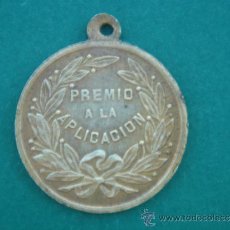 Trofeos y medallas: MEDALLA ANTIGÜA EN BRONCE -PREMIO A LA APLICACIÓN-. 2,1 CMS DE DIÁMETRO.. Lote 33623547