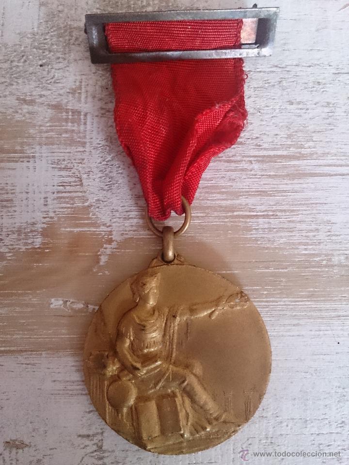 Trofeos y medallas: Medalla escolar sin especificar, con cinta roja. - Foto 1