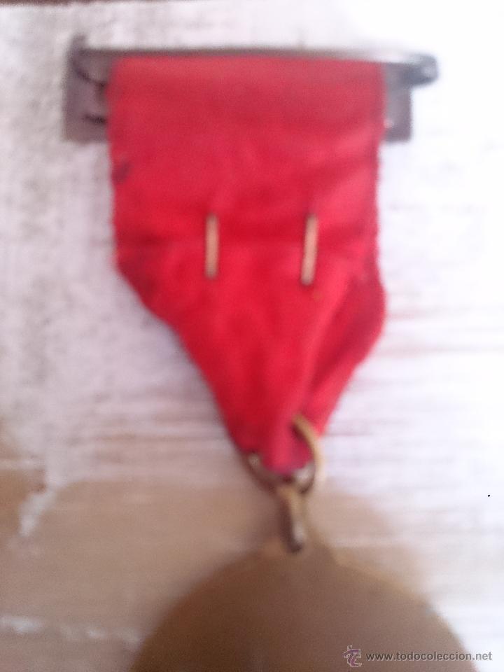 Trofeos y medallas: Medalla escolar sin especificar, con cinta roja. - Foto 2