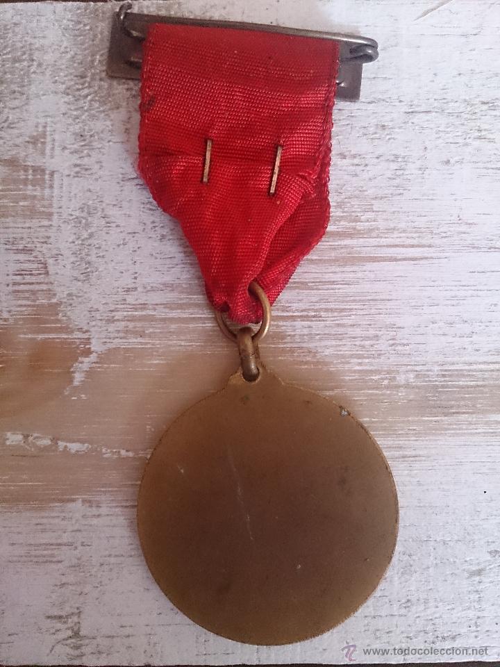 Trofeos y medallas: Medalla escolar sin especificar, con cinta roja. - Foto 3