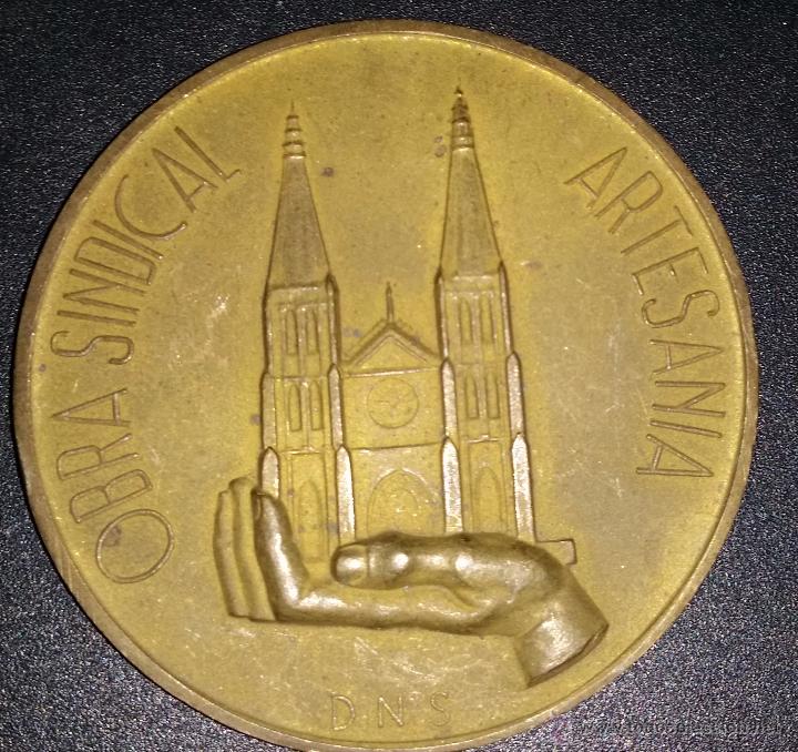 Trofeos y medallas: MEDALLON DE LA OBRA SINDICAL DE ARTESANIA - Foto 1