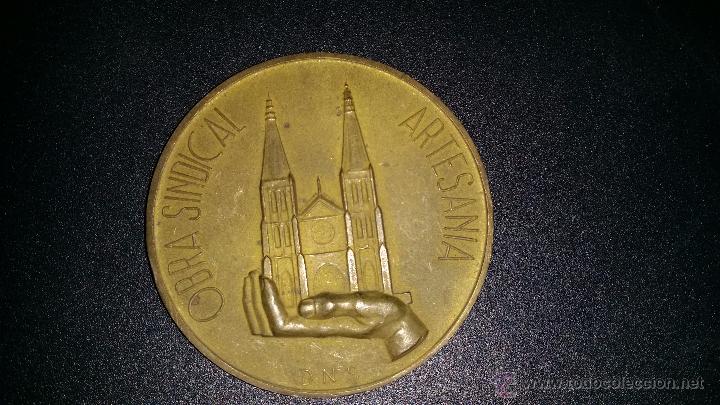 Trofeos y medallas: MEDALLON DE LA OBRA SINDICAL DE ARTESANIA - Foto 2