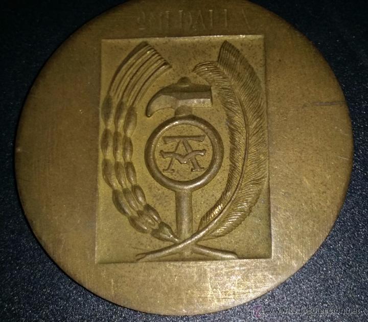 Trofeos y medallas: MEDALLON DE LA OBRA SINDICAL DE ARTESANIA - Foto 3