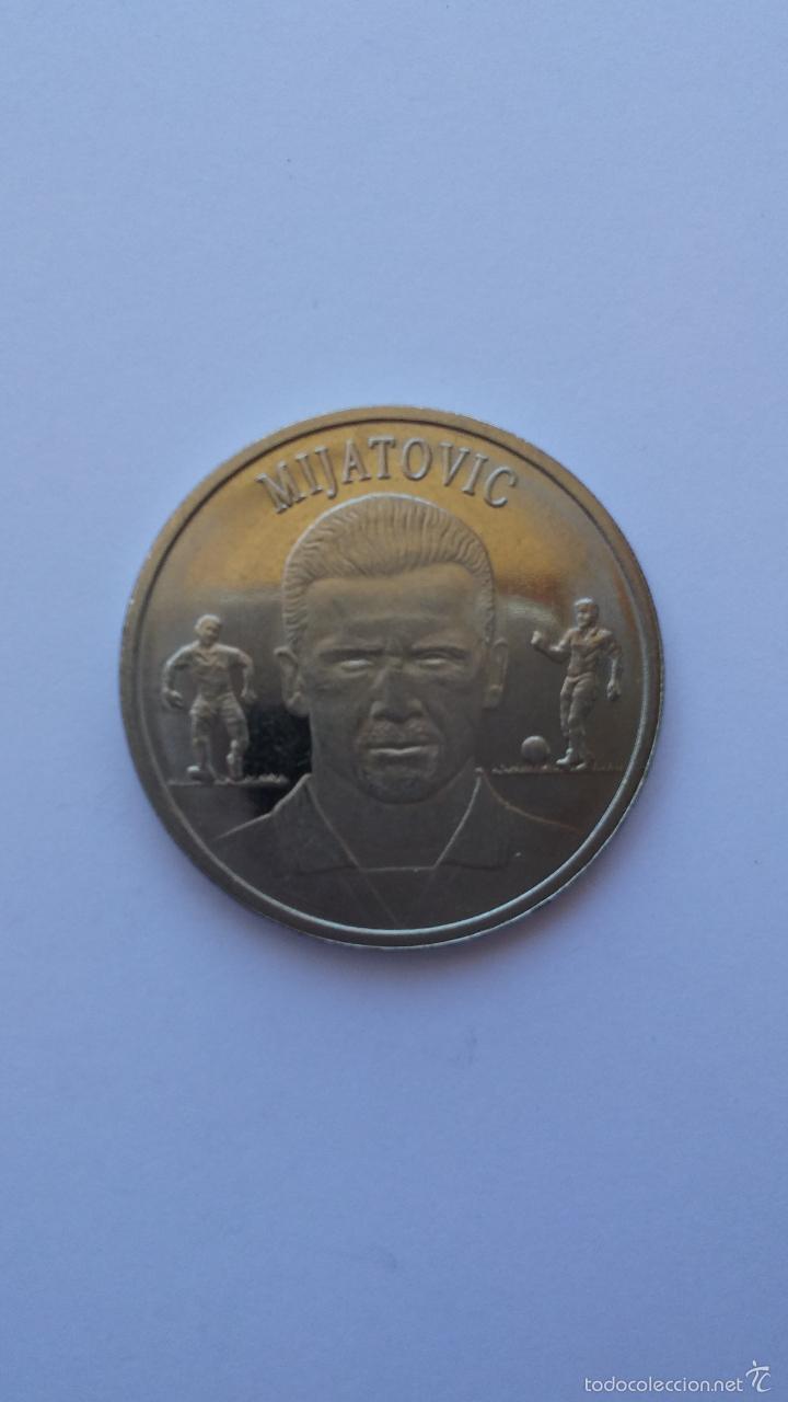 Trofeos y medallas: Medalla ,moneda del centenario del real madrid, mijatovic de 2,7 cms - Foto 2