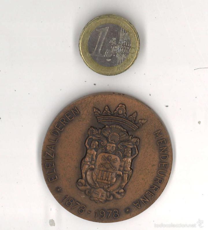 Trofeos y medallas: VIII Asamblea de euskaltzaindia. Bergara, 1978 - Foto 2
