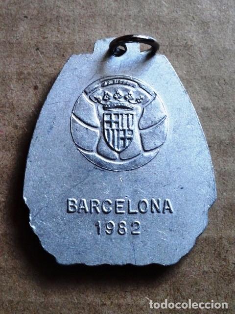 Trofeos y medallas: MEDALLA DE FUTBOL BARCELONA 1982 - Foto 2
