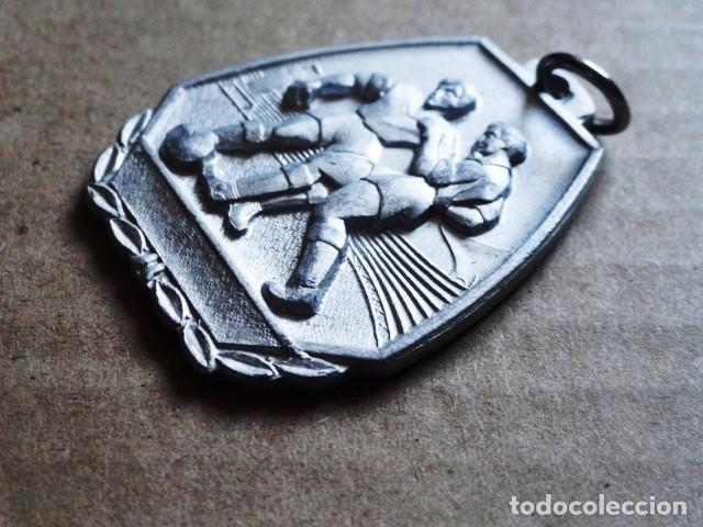 Trofeos y medallas: MEDALLA DE FUTBOL BARCELONA 1982 - Foto 3