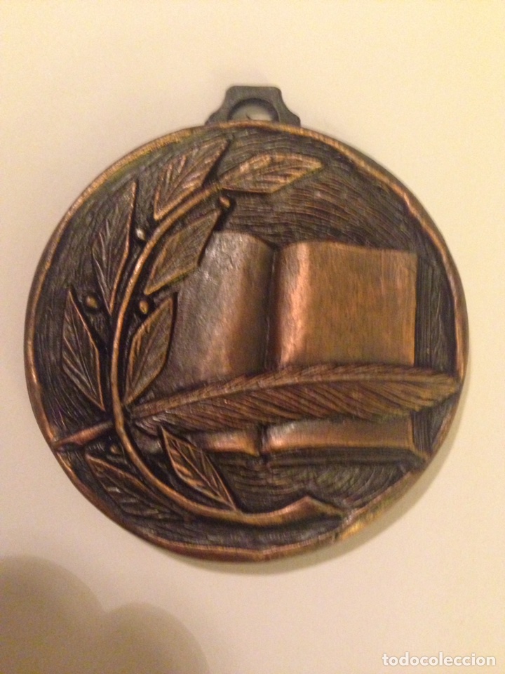 Trofeos y medallas: Medalla/Trofeo.- al merito (Simil Bronce) - Foto 1