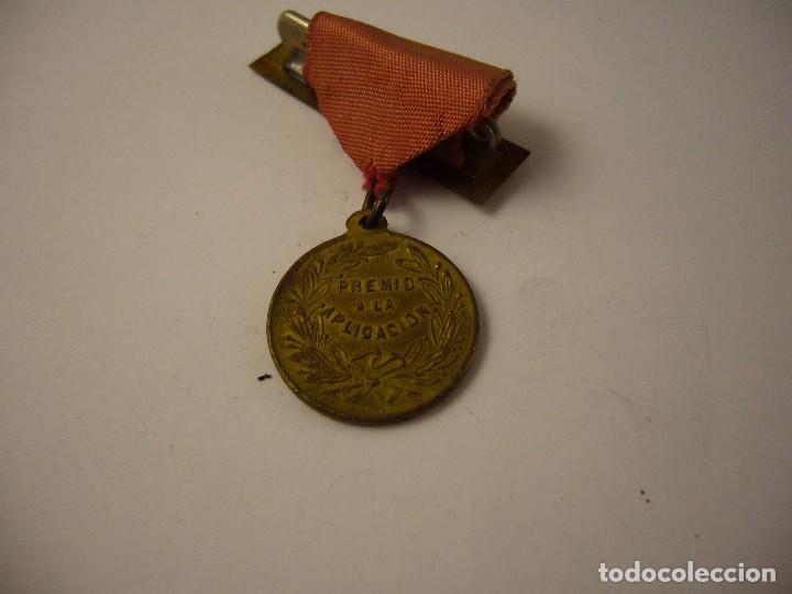 Trofeos y medallas: MEDALLA. PREMIO A LA APLICACION - Foto 2
