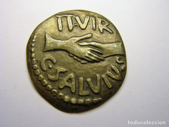 Trofeos y medallas: Medalla imitando moneda antigua, escrita en lat&iacute;n. - Foto 1