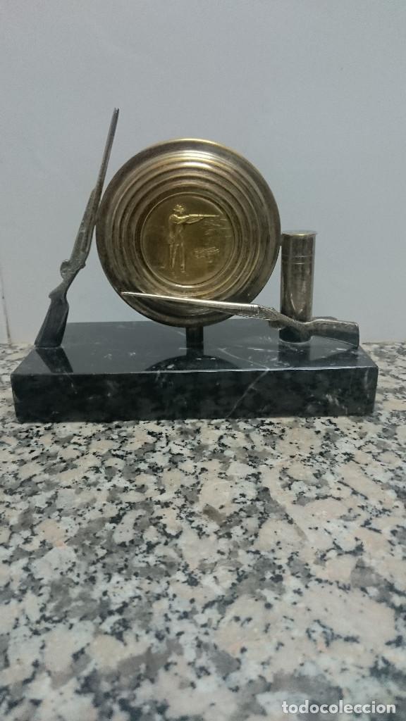 Trofeos y medallas: TROFEO TIRO AL PLATO CON PEANA DE MARMOL - Foto 1
