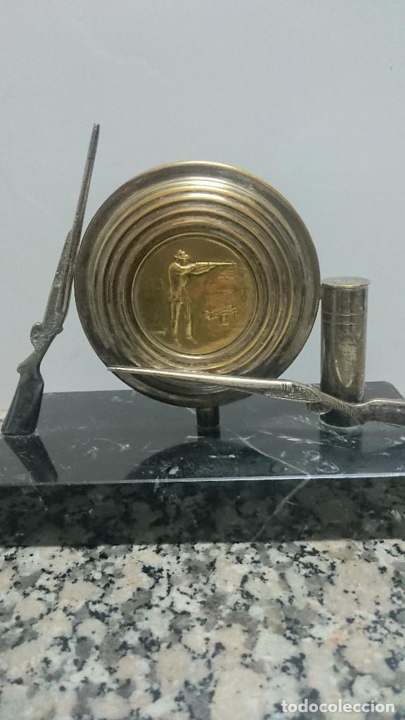 Trofeos y medallas: TROFEO TIRO AL PLATO CON PEANA DE MARMOL - Foto 2