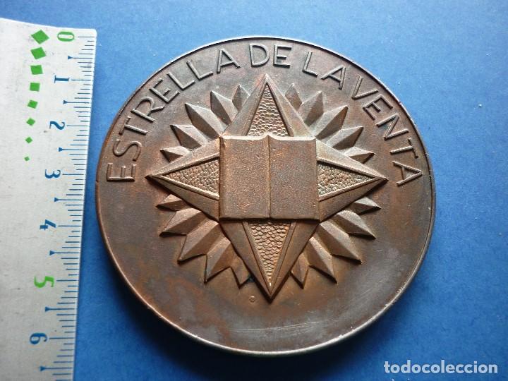 Trofeos y medallas: MEDALLA ESTRELLA DE LA VENTA EDITORIAL SALVAT - Foto 1