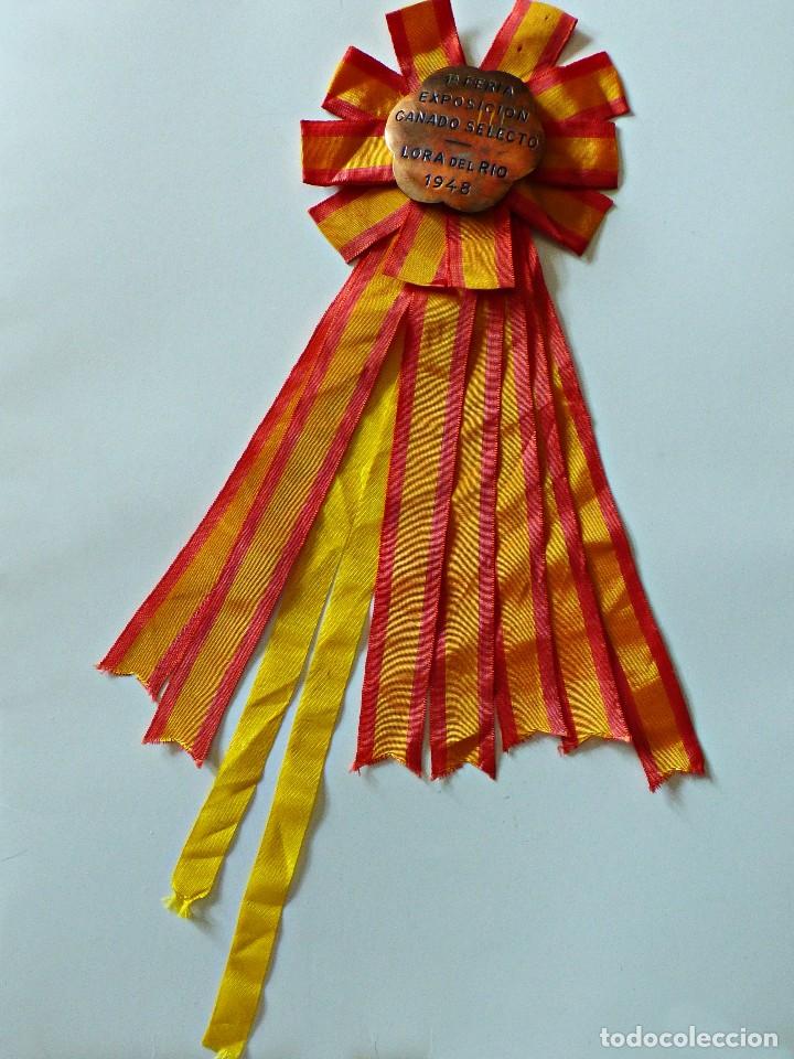 Troph&eacute;es et m&eacute;dailles: LORA DEL RIO 1948. ESCARAPELA DE LA 1&ordf; FERIA EXPOSICI&Oacute;N DE GANADO SELECTO. SEVILLA