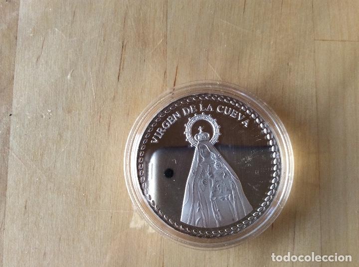 Trofeos y medallas: Virgen de la Cueva Infiesto moneda - Foto 1