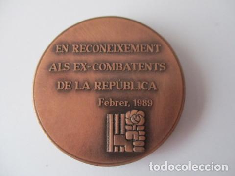 Trofeos y medallas: MEDALLA EN BRONCE PSOE EN RECONEIXEMENT ALS EX-COMBATENTS DE LA REPÚBLICA 1989 - 5 CM - Foto 3 - 125158583