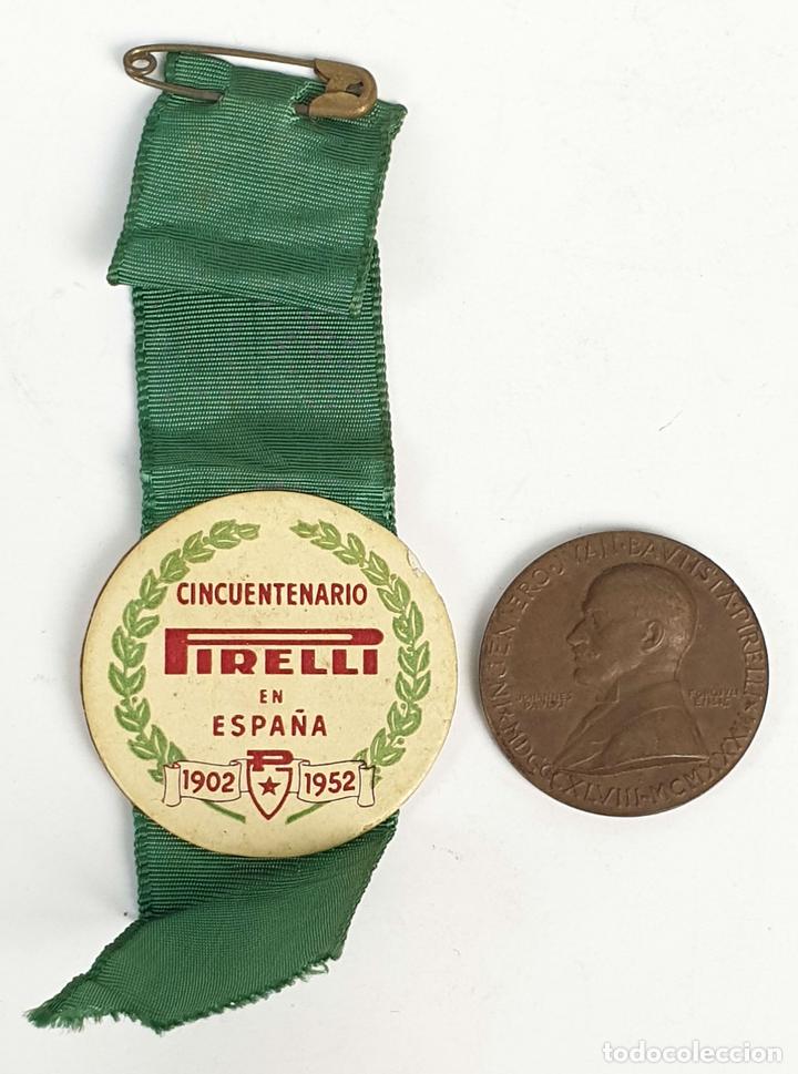 Trofeos y medallas: MEDALLA DE BRONCE E INSIGNIA. CENTENARIO PIRELLI. BARCELONA. 1902-1952. - Foto 1
