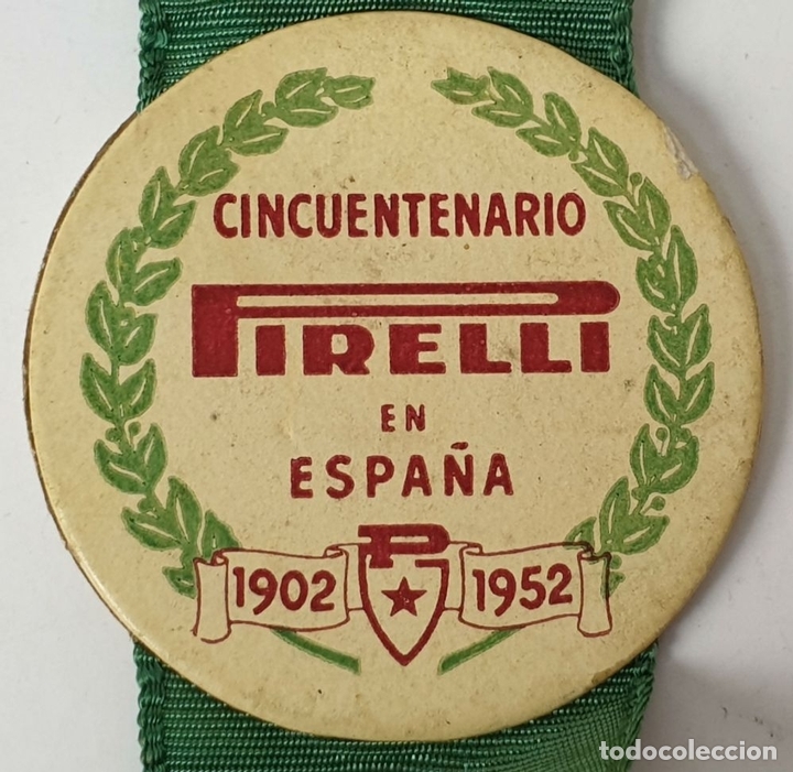 Trofeos y medallas: MEDALLA DE BRONCE E INSIGNIA. CENTENARIO PIRELLI. BARCELONA. 1902-1952. - Foto 2