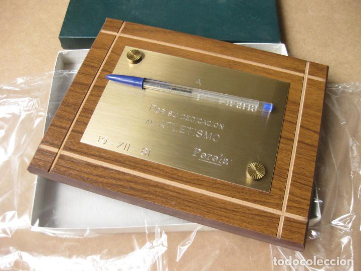 Trofeos y medallas: MARCO O BASE PARA PLACA EN PERFECTO ESTADL CON CAJA - Foto 1