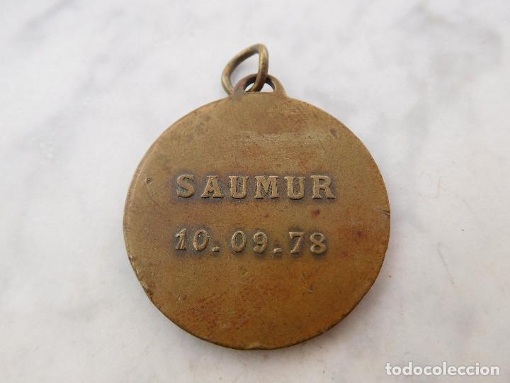 Trofeos y medallas: Medalla de bronce Saumur caballo - Foto 2