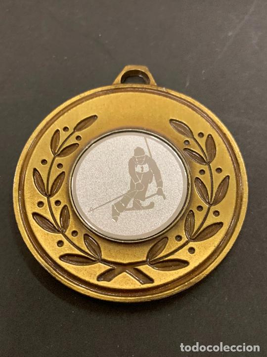 Trofeos y medallas: medalla ESQUI. Mide aprox 5cms de diametro. - Foto 1