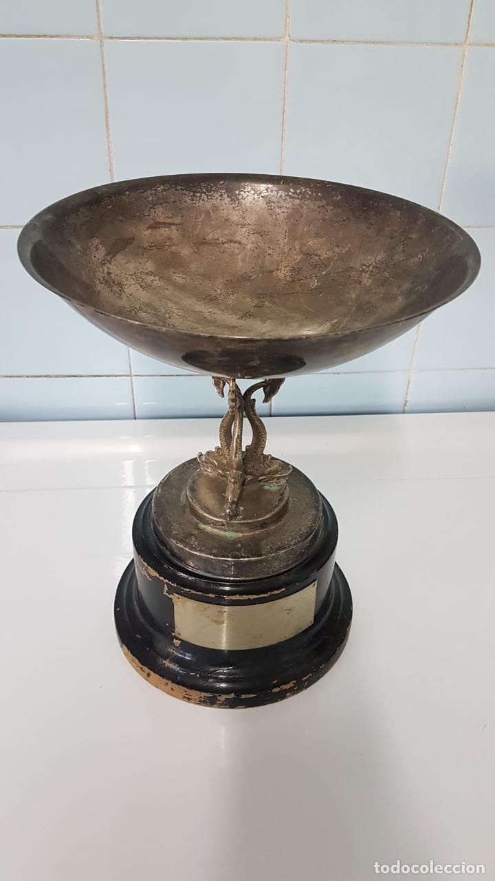 Trofeos y medallas: Copa trofeo antig&uuml;o con peces - Foto 2
