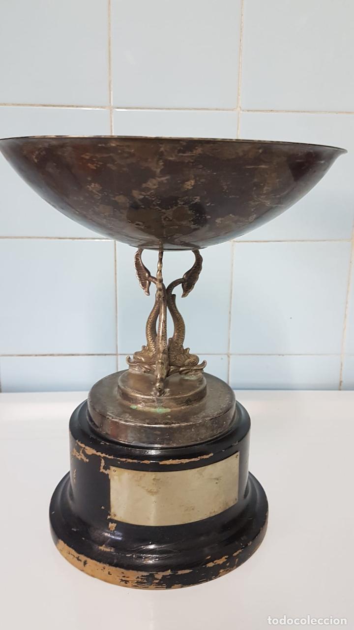 Trofeos y medallas: Copa trofeo antig&uuml;o con peces - Foto 4