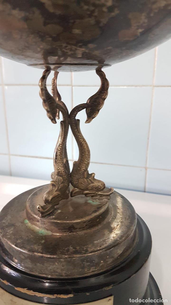 Trofeos y medallas: Copa trofeo antig&uuml;o con peces - Foto 1