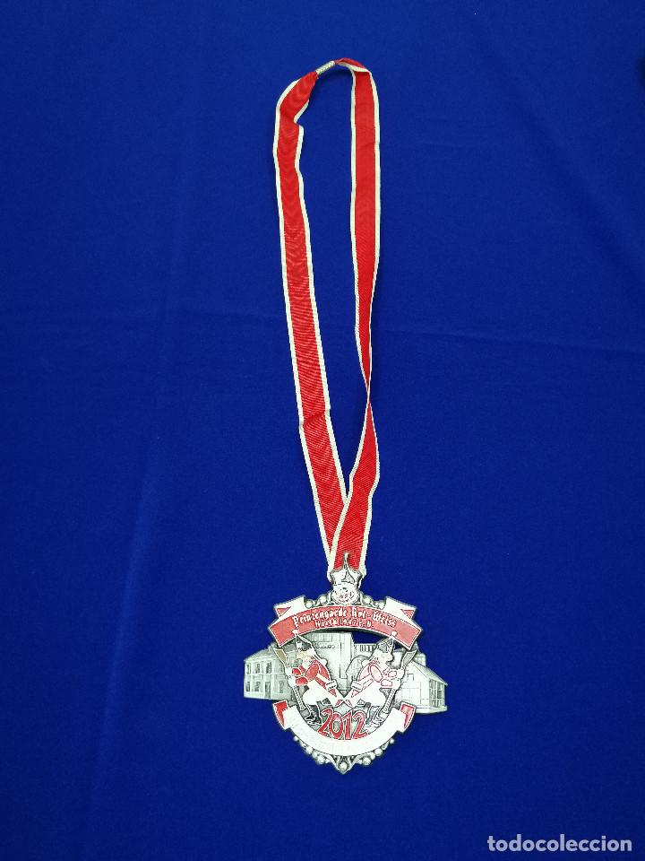 Trofeos y medallas: MEDALLA CARNAVAL ALEMAN( PRINZENGARDE ROT -WEISS) 2012 - Foto 2