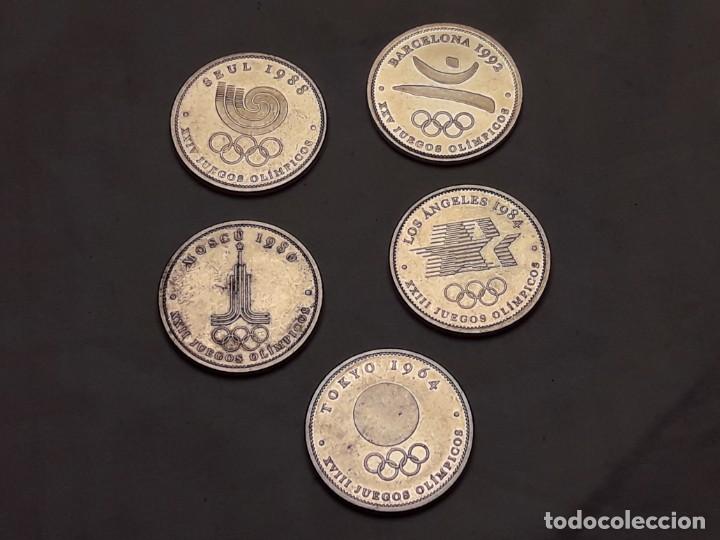 Trofeos y medallas: Lote de 5 monedas conmemorativas Juegos Olímpicos Seul Barcelona Tokio Moscú Los Ángeles - Foto 4 - 235725015