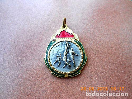 Trofeos y medallas: medalla con esmalte de baloncesto basquet decada del 60 - Foto 1