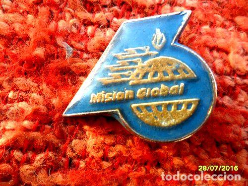 Trofeos y medallas: antiguo pin mision global - Foto 1