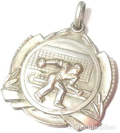 Trofeos y medallas: antigua medalla premio bowling 1957 - Foto 1