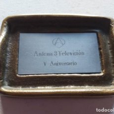 Trofeos y medallas: PISAPAPELES TARJETERO ANTENA 3 TV. Lote 277161153
