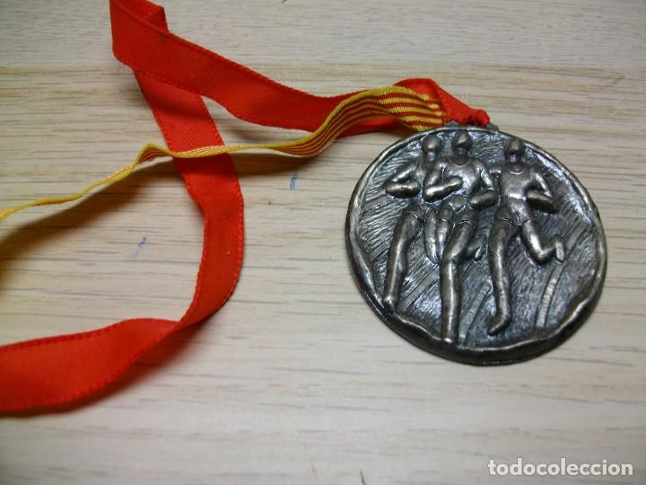 Trofeos y medallas: MEDALLA II CURSA POPULAR P.C.C. 1985 - Foto 1