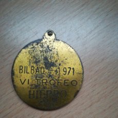Trofeos y medallas: DIARIO HIERRO. BILBAO. AÑO 1971. MEDALLA VI TROFEO.. Lote 285366588
